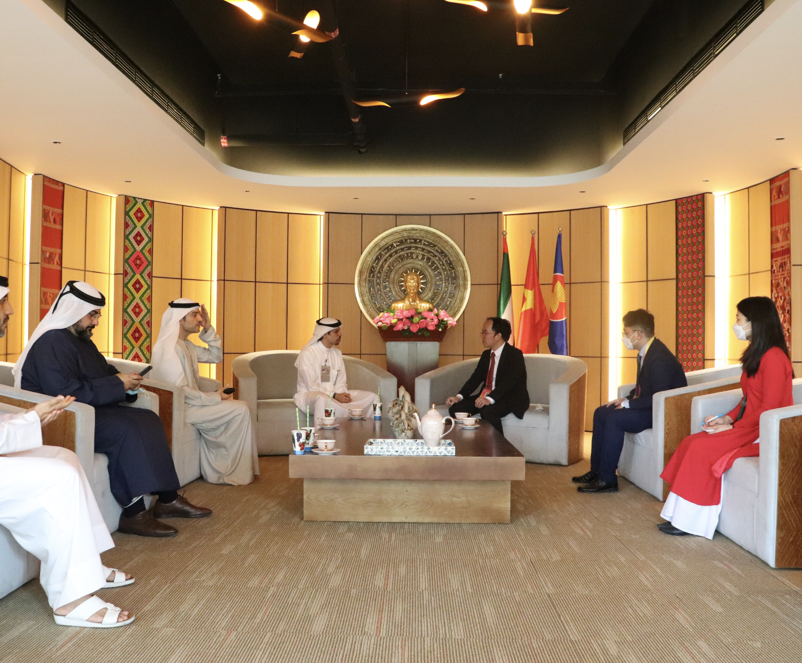 Chủ tịch, kiêm Tổng Giám đốc Phòng Thương mại và Công nghiệp Dubai tới thăm và làm việc tại Nhà Triển lãm Việt Nam tại EXPO 2020 Dubai