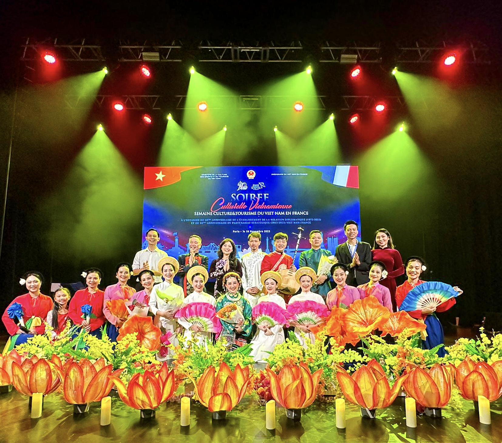 Đêm Văn hoá Việt Nam gây ấn tượng mạnh mẽ với khán giả Paris