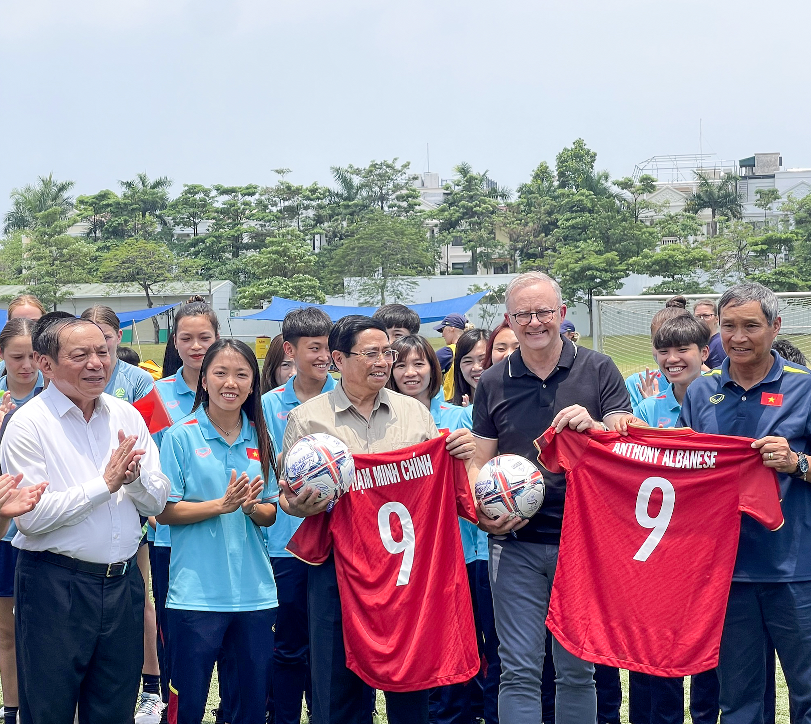 Thủ tướng Phạm Minh Chính và Thủ tướng Australia Anthony Albanese gặp và giao lưu với hai đội tuyển bóng đá nữ