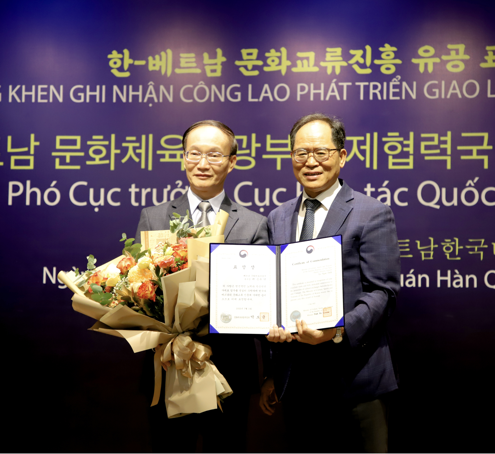 Ông Lê Ngọc Định, Phó Cục trưởng Cục Hợp tác quốc tế nhận bằng khen của Bộ trưởng Bộ Văn hóa, Thể thao và Du lịch Hàn Quốc
