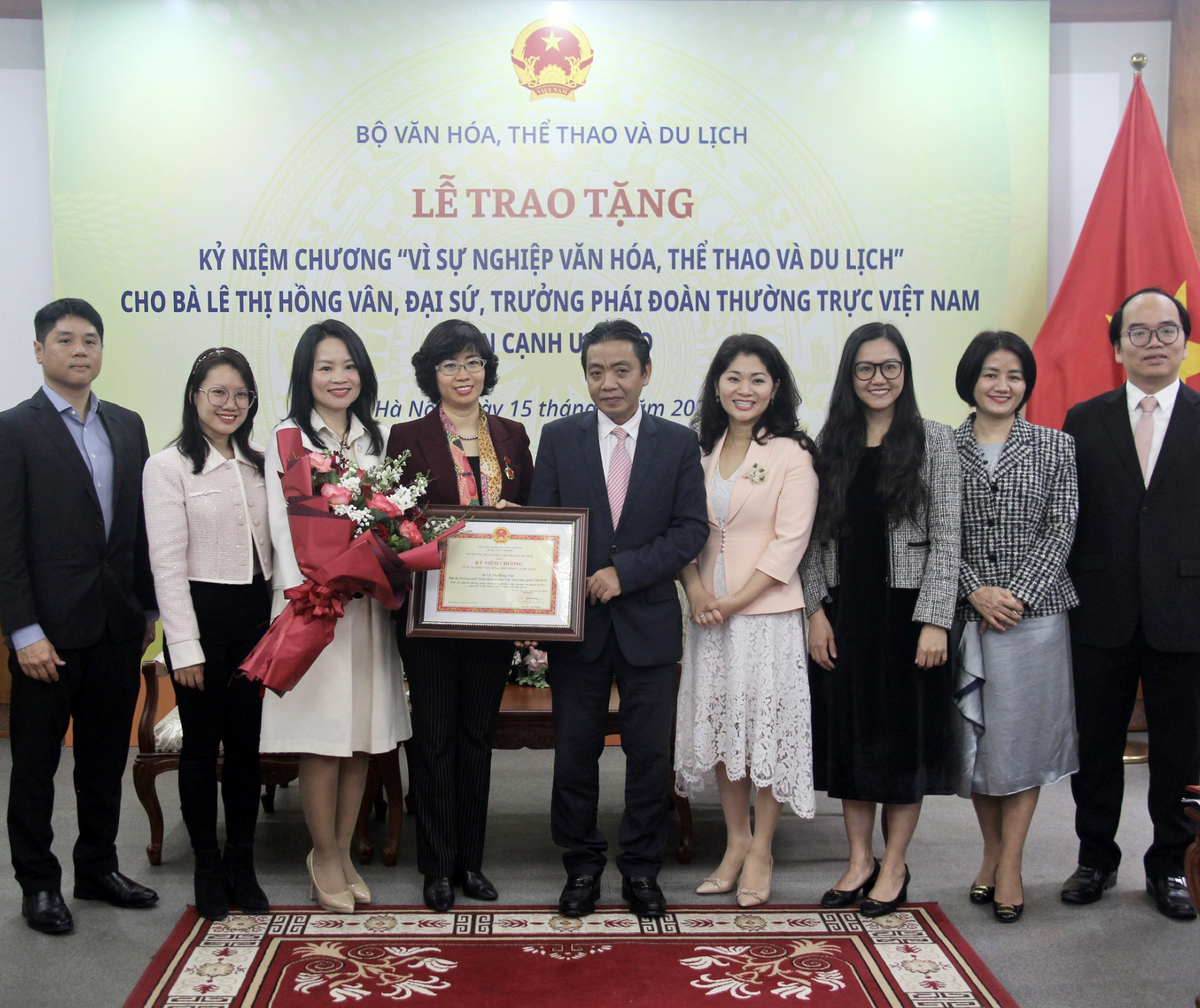 Bộ Văn hóa, Thể thao và Du lịch trao tặng Kỷ niệm chương “Vì sự nghiệp Văn hóa, Thể thao và Du lịch” cho Bà Lê Thị Hồng Vân, Đại sứ, Trưởng Phái đoàn Thường trực Việt Nam bên cạnh UNESCO