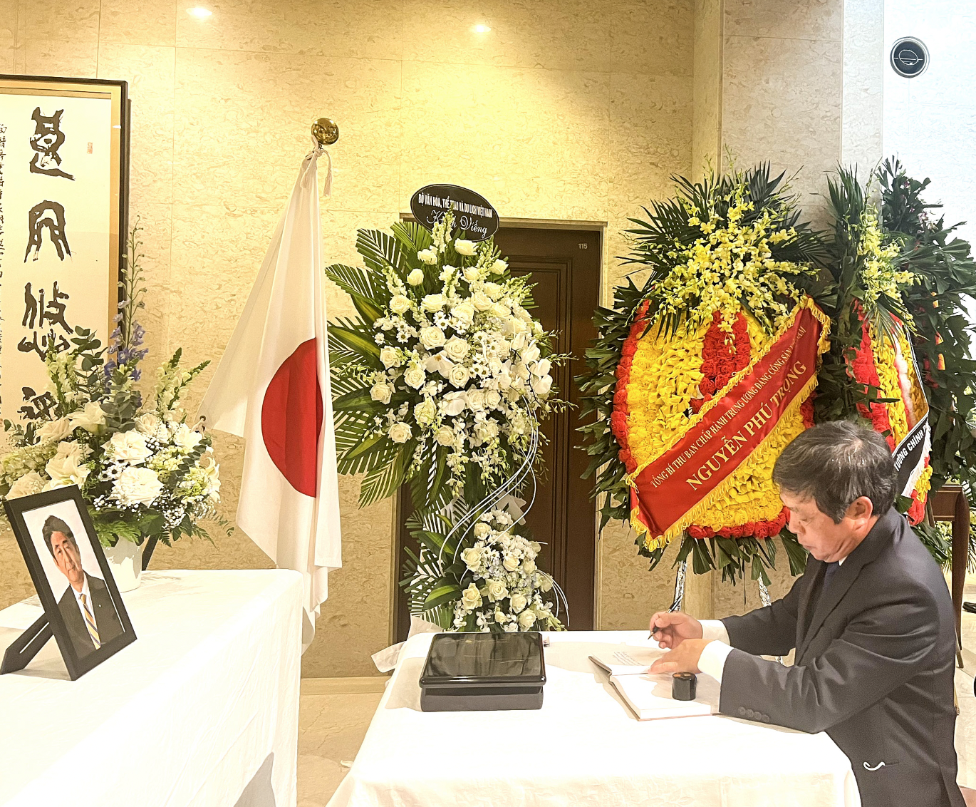 Lãnh đạo Bộ Văn hoá, Thể thao và Du lịch đến viếng cố Thủ tướng Nhật Bản Abe Shinzo