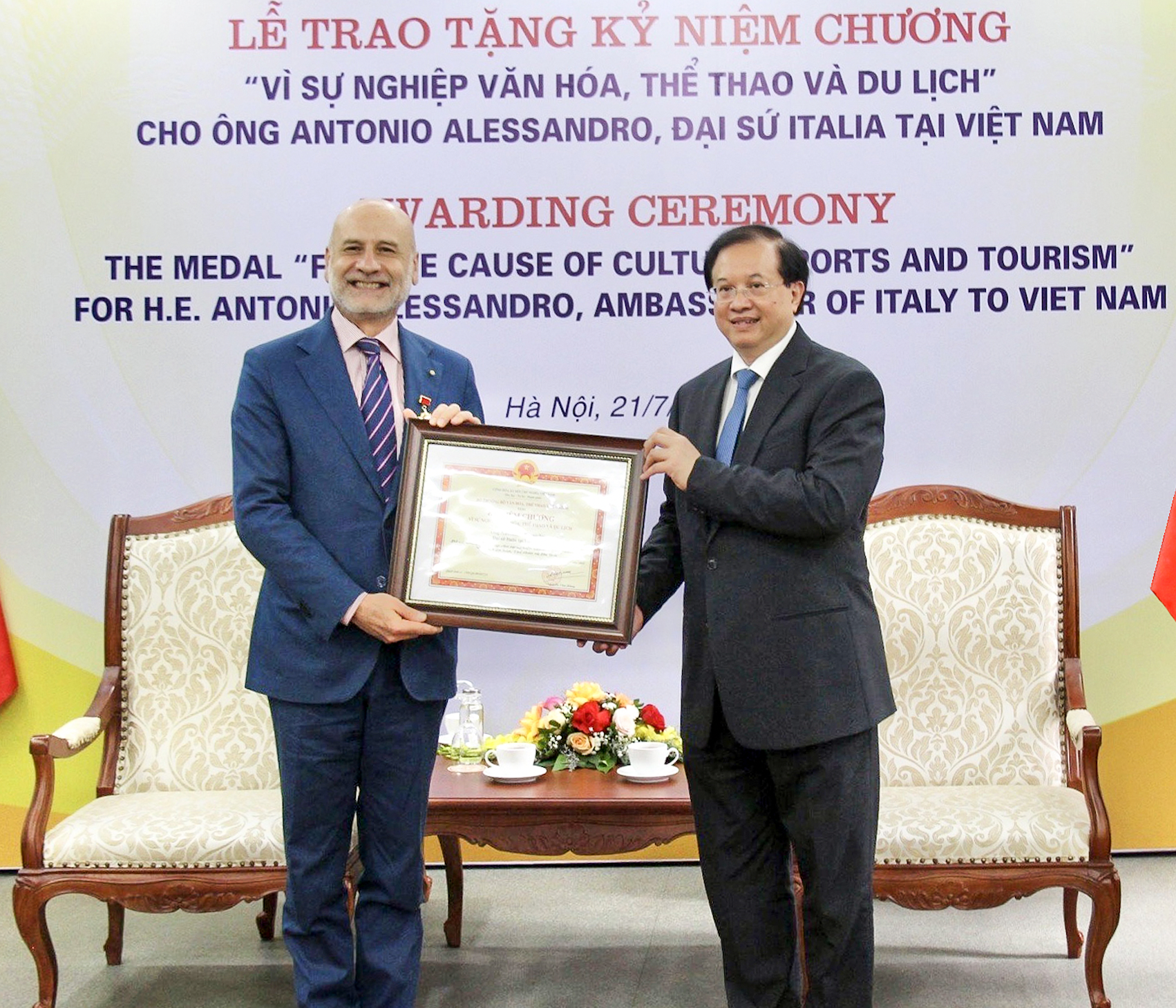 Bộ Văn hóa, Thể thao và Du lịch trao tặng Kỷ niệm chương “Vì sự nghiệp Văn hóa, Thể thao và Du lịch” ghi nhận đóng góp của Đại sứ Italia tại Việt Nam