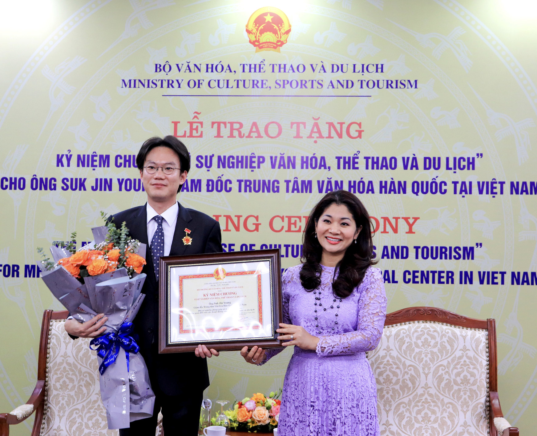 Giám đốc Trung tâm Văn hóa Hàn Quốc tại Việt Nam nhận Kỷ niệm chương “Vì sự nghiệp Văn hóa, Thể thao và Du lịch”