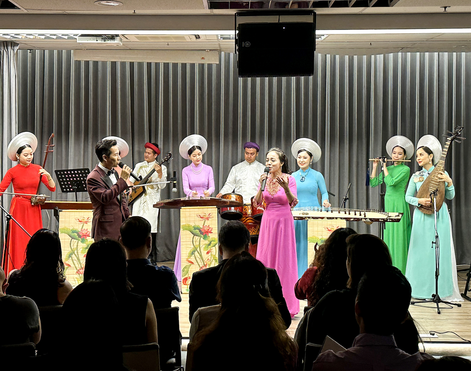 Cảm xúc lắng đọng trong Chương trình biểu diễn khai mạc Những ngày văn hoá Việt Nam tại Singapore