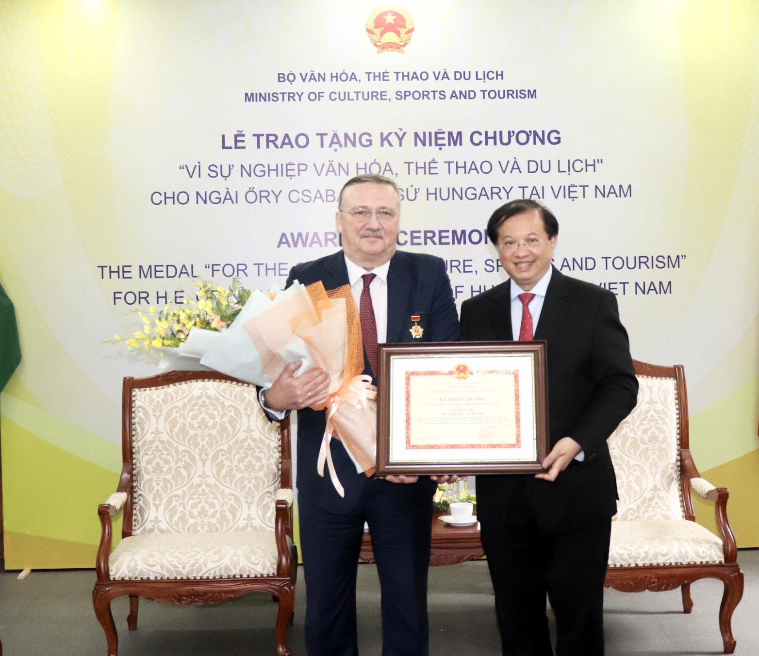 Trao Kỷ niệm chương “Vì sự nghiệp Văn hóa, Thể thao và Du lịch” cho Đại sứ Hungary tại Việt Nam