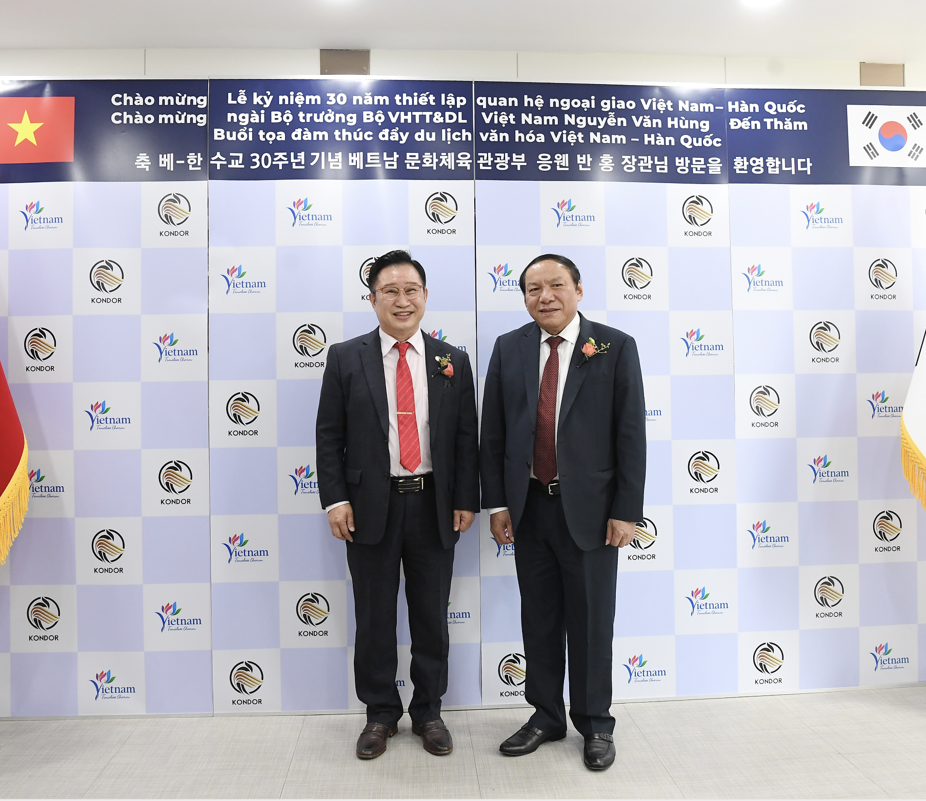 Bộ trưởng Nguyễn Văn Hùng thăm và làm việc tại Văn phòng đại diện xúc tiến Du lịch Việt Nam tại Hàn Quốc