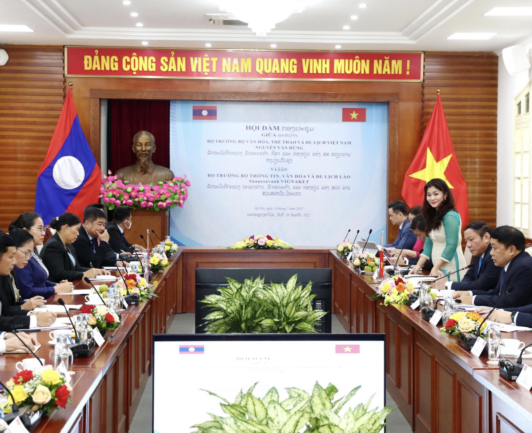 Nâng tầm quan hệ hợp tác văn hóa Việt Nam – Lào và tăng cường hợp tác đào tạo nguồn nhân lực trong lĩnh vực văn hóa và du lịch giữa hai bên.