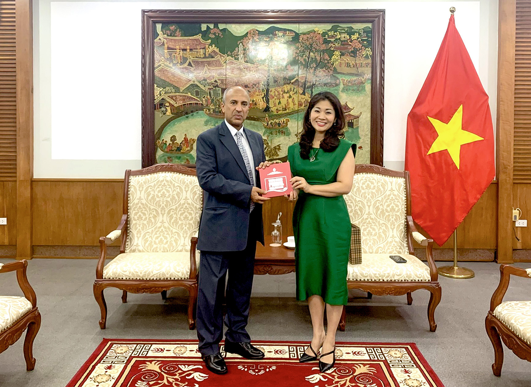 Cục trưởng Nguyễn Phương Hòa tặng Đại sứ Al-Suwailem USB một số bộ phim tiêu biểu của điện ảnh Việt Nam trong thời gian gần đây. 