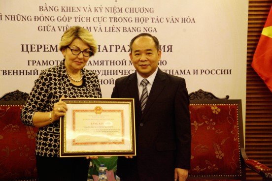 Trao kỉ niệm chương Vì sự nghiệp VHTTDL cho Giám đốc Trung tâm Khoa học và văn hóa Nga tại Hà Nội - ảnh 2