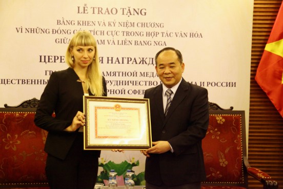 Trao kỉ niệm chương Vì sự nghiệp VHTTDL cho Giám đốc Trung tâm Khoa học và văn hóa Nga tại Hà Nội - ảnh 3